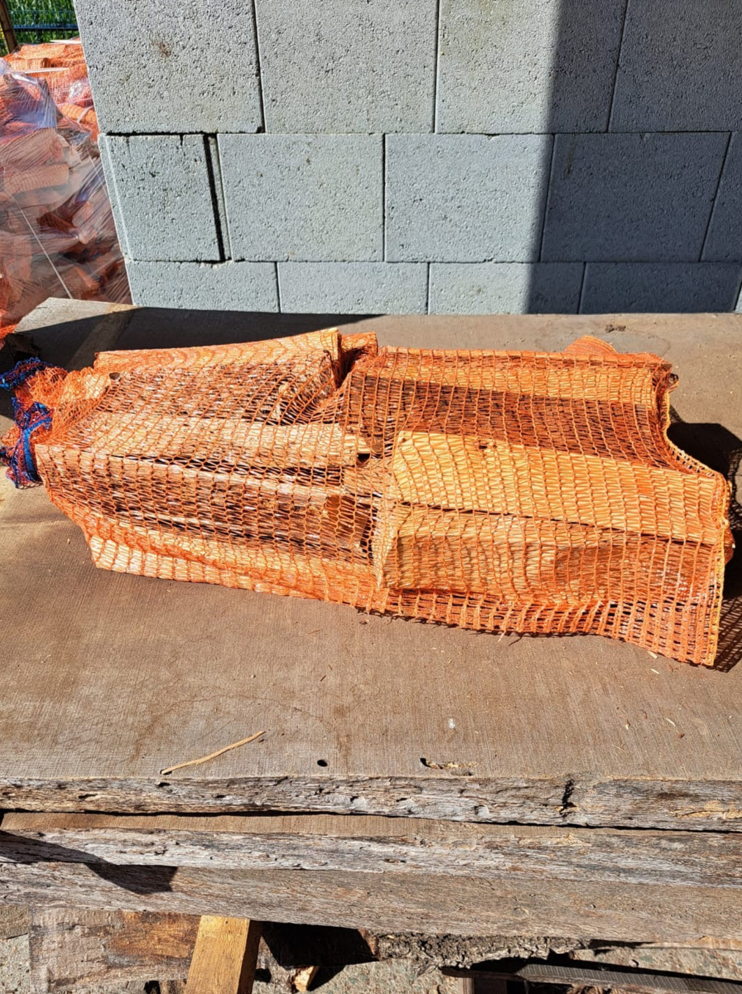 Kaminholz in Säcken – bequem, effizient & nachhaltig heizen