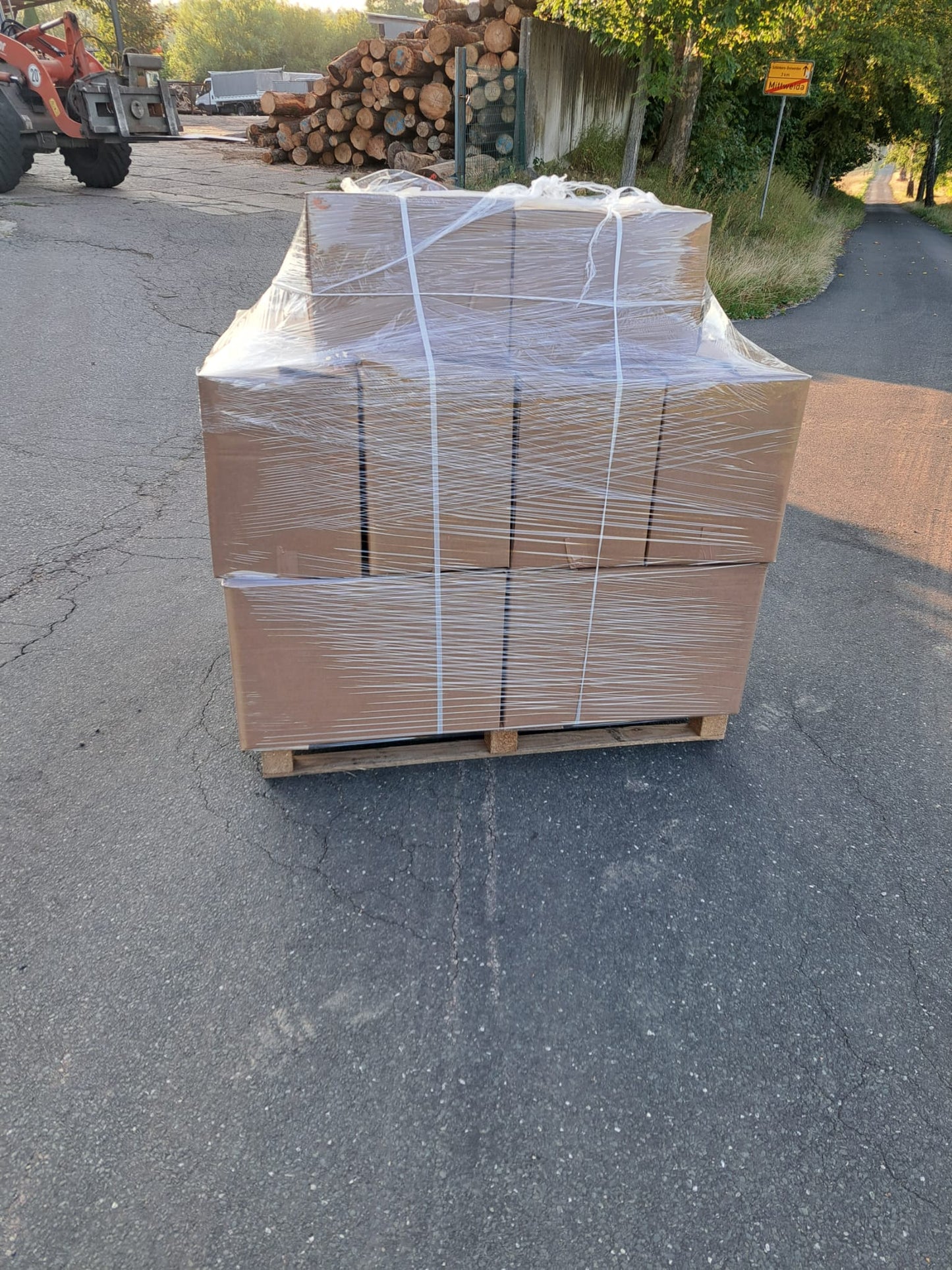 Kaminholz im Karton mit Folie umwickelt fertig zum verladen