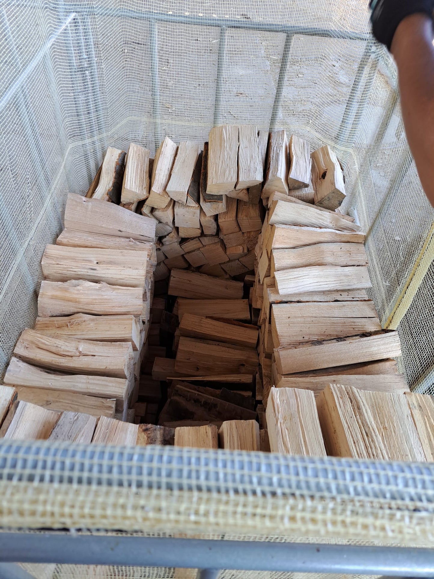 ANGEBOT Kaminholz Brennholz trocken, Raummeter auf Palette gestapelt inkl. 1 Sack Anfeuerholz ca. 10KG gratis